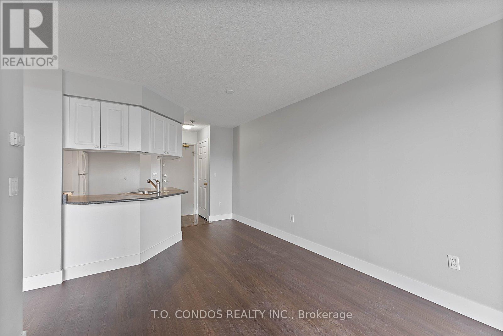 2002 - 909 Bay Street, Toronto, Ontario  M5S 3G2 - Photo 16 - C13045788