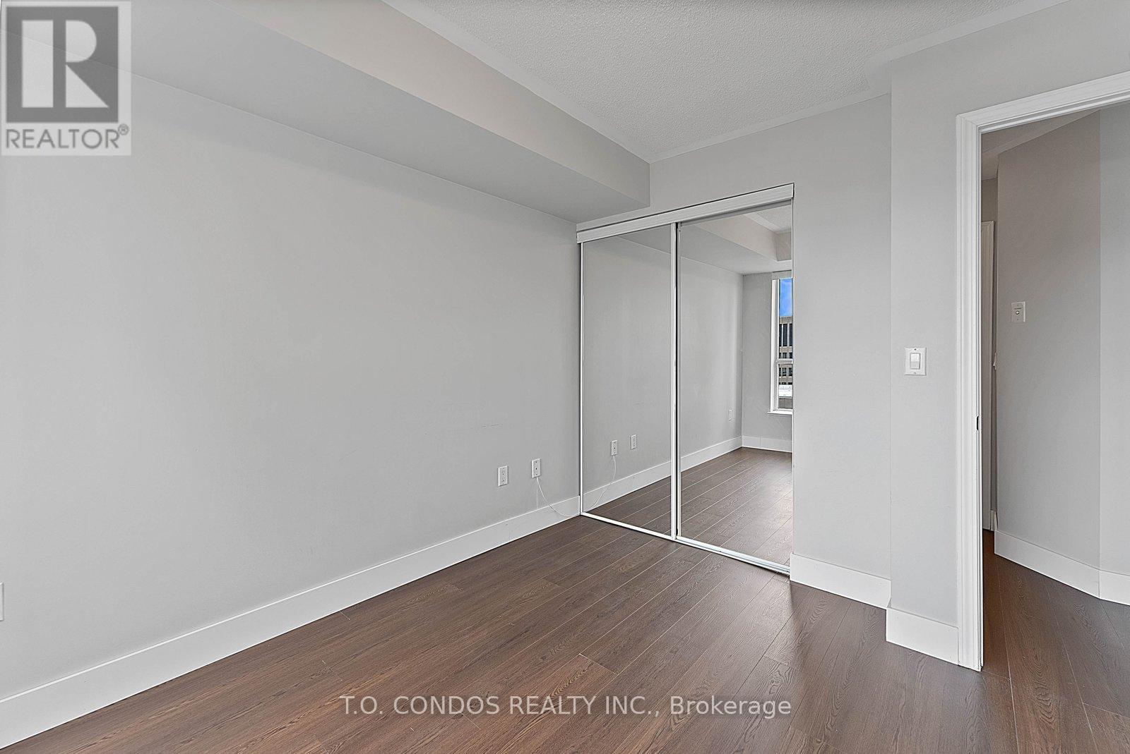 2002 - 909 Bay Street, Toronto, Ontario  M5S 3G2 - Photo 19 - C13045788