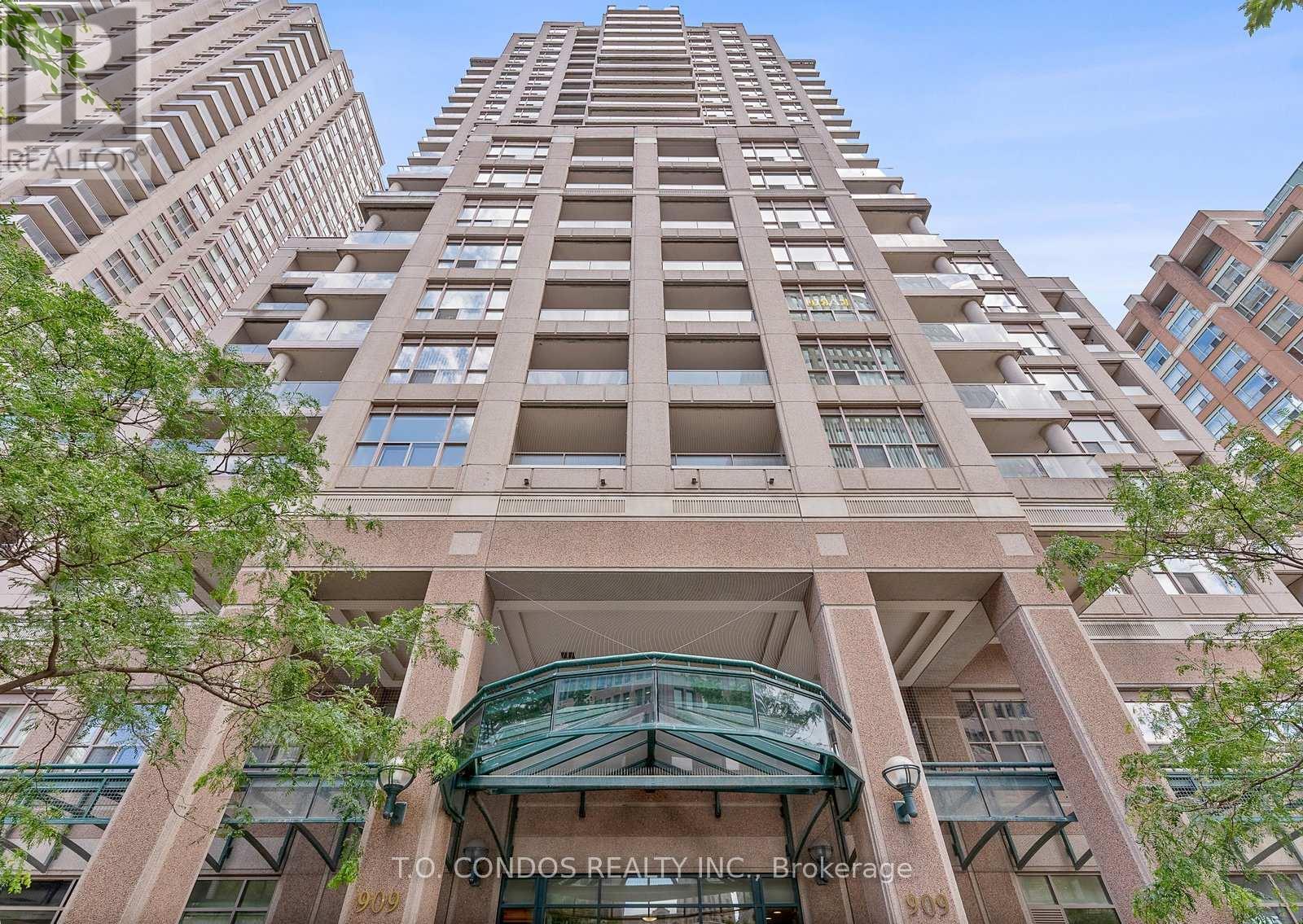 2002 - 909 Bay Street, Toronto, Ontario  M5S 3G2 - Photo 2 - C13045788