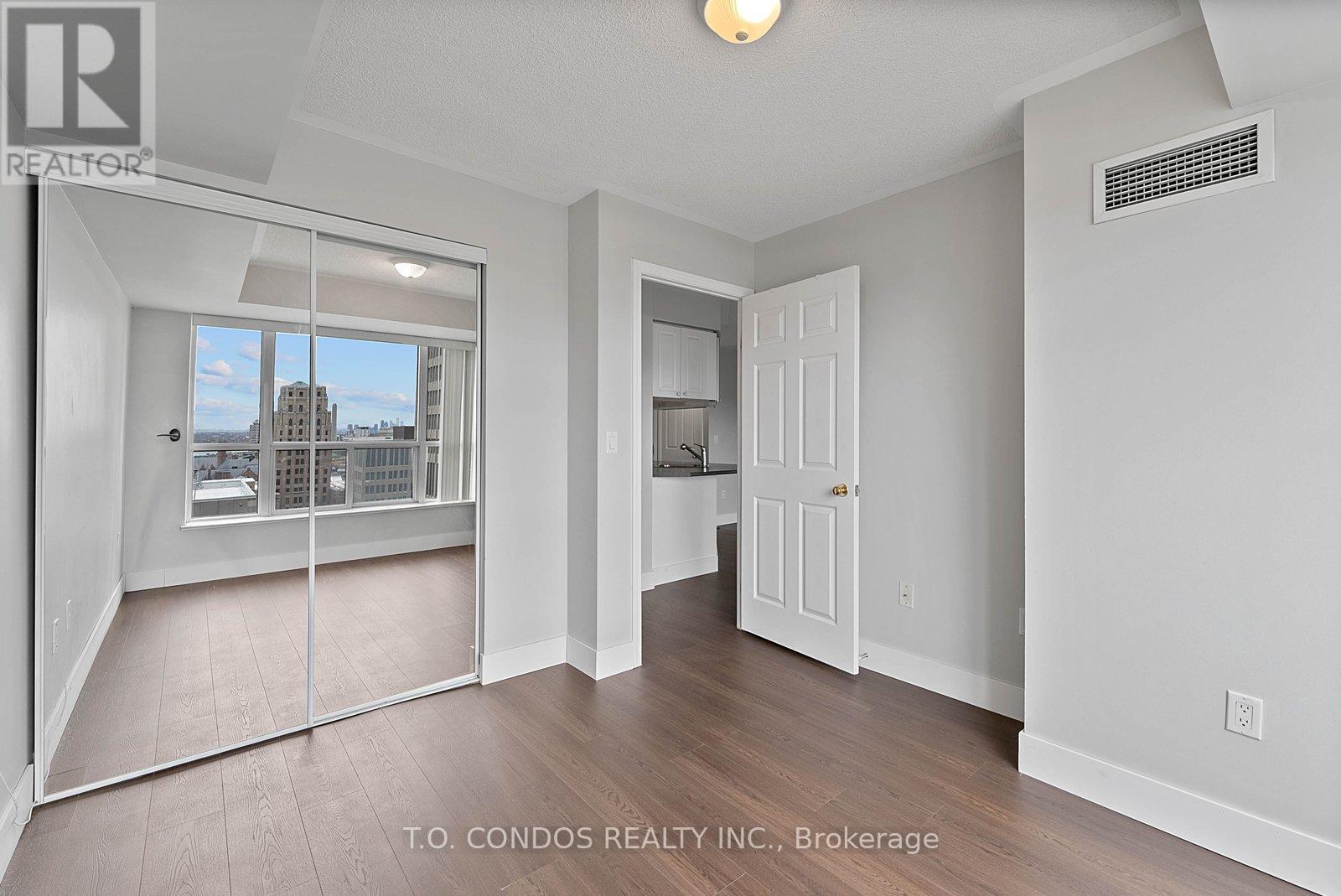 2002 - 909 Bay Street, Toronto, Ontario  M5S 3G2 - Photo 20 - C13045788