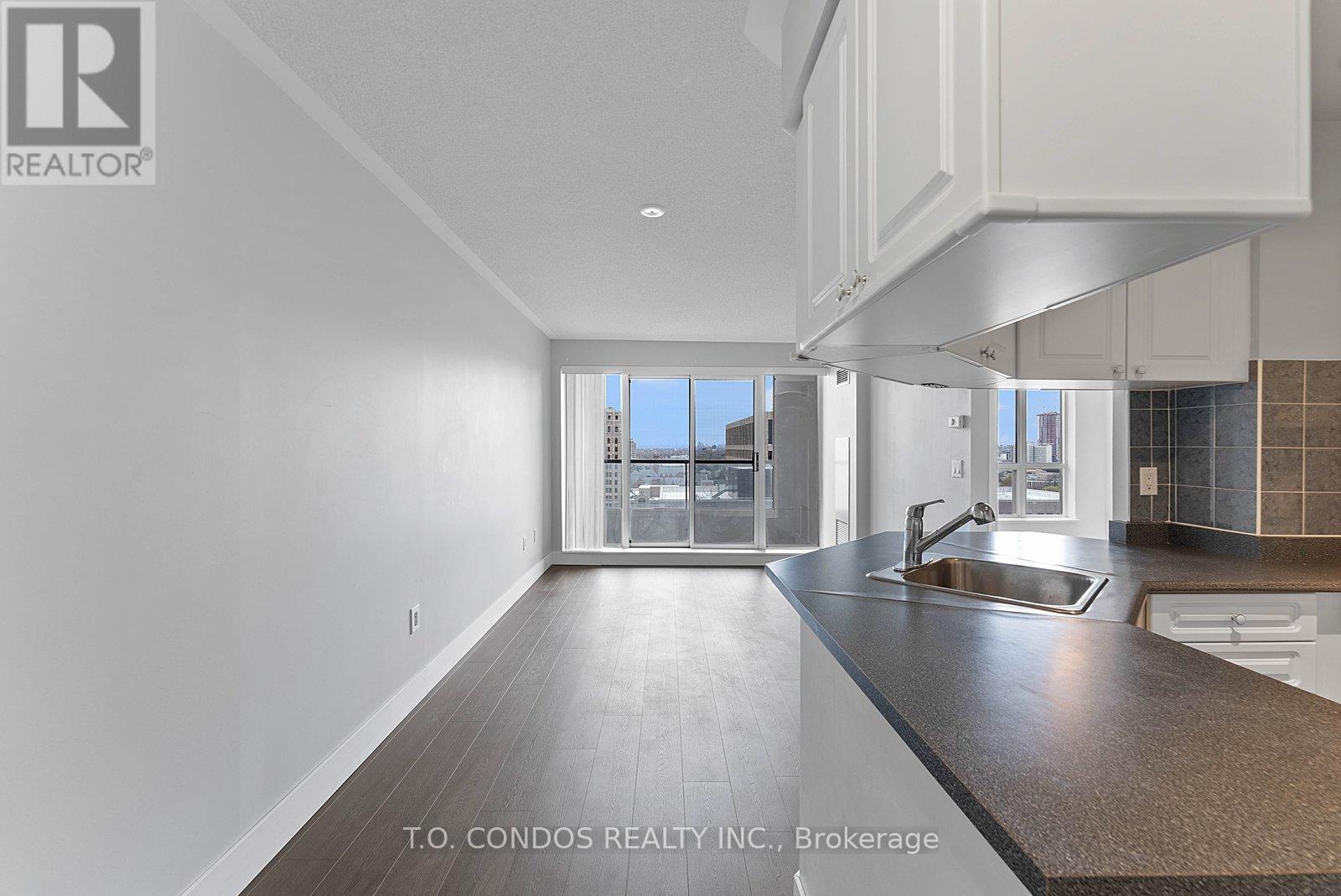 2002 - 909 Bay Street, Toronto, Ontario  M5S 3G2 - Photo 5 - C13045788