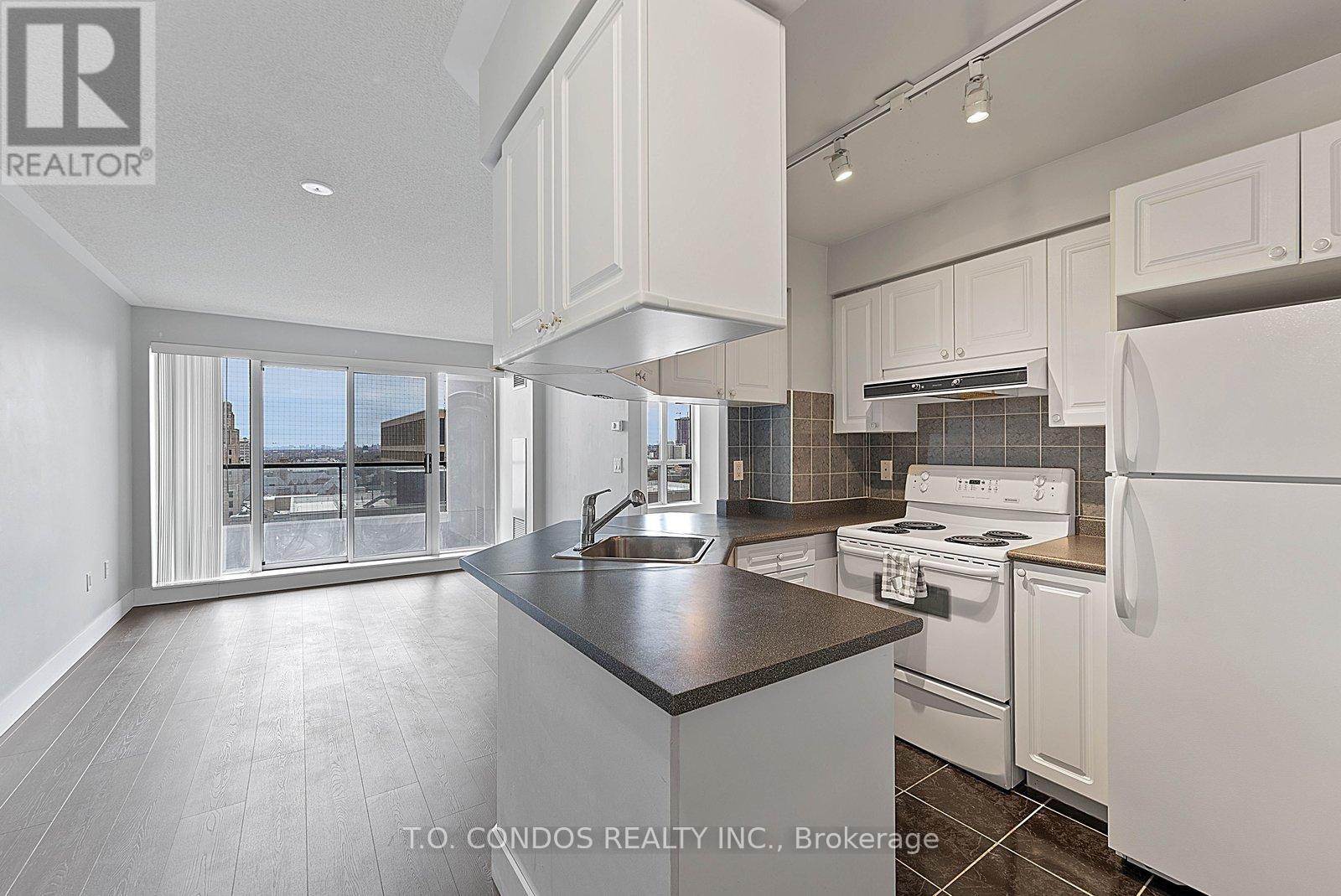 2002 - 909 Bay Street, Toronto, Ontario  M5S 3G2 - Photo 6 - C13045788