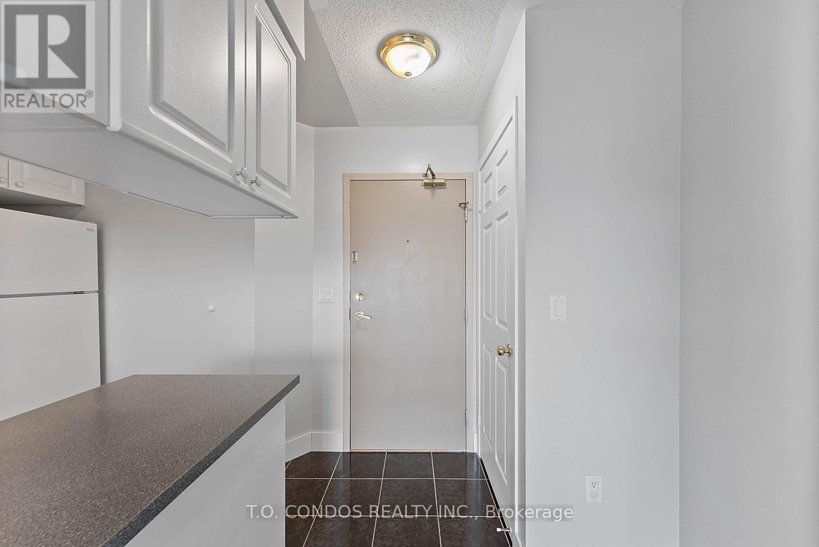 2002 - 909 Bay Street, Toronto, Ontario  M5S 3G2 - Photo 7 - C13045788