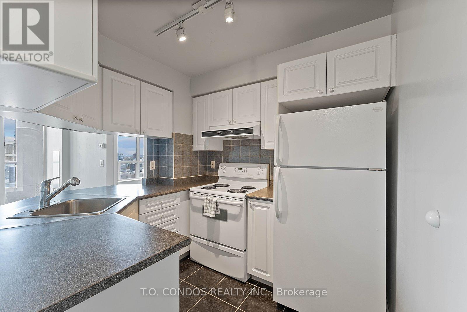 2002 - 909 Bay Street, Toronto, Ontario  M5S 3G2 - Photo 8 - C13045788