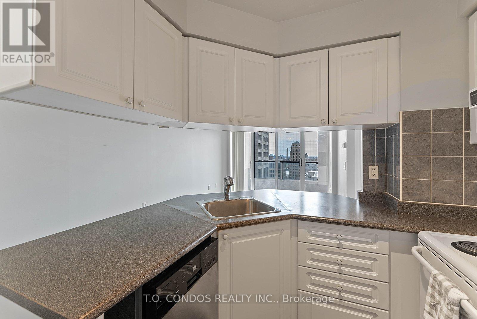 2002 - 909 Bay Street, Toronto, Ontario  M5S 3G2 - Photo 9 - C13045788