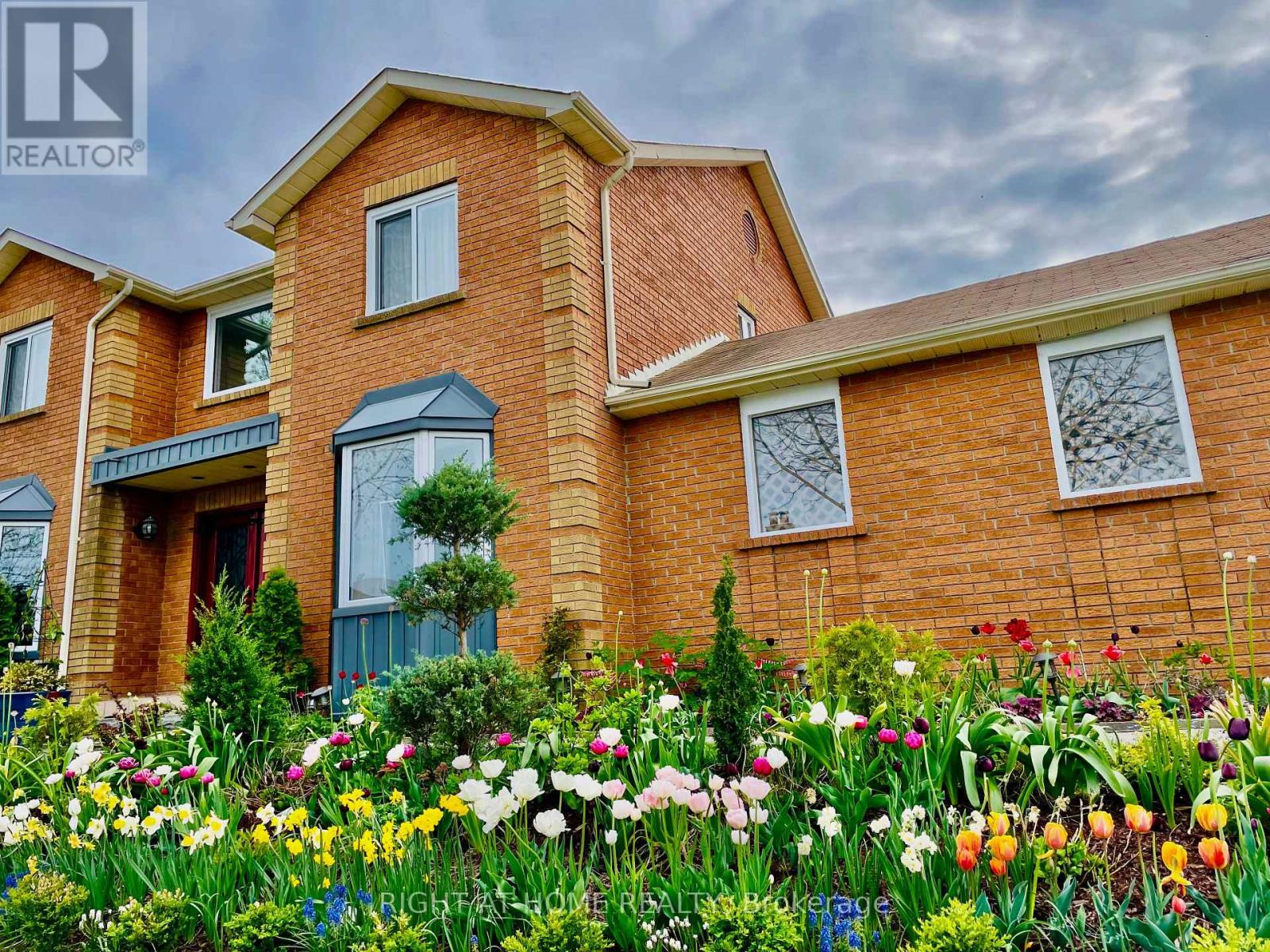 1689 Major Oaks Road, Pickering, Ontario  L1X 1X1 - Photo 2 - E13045776