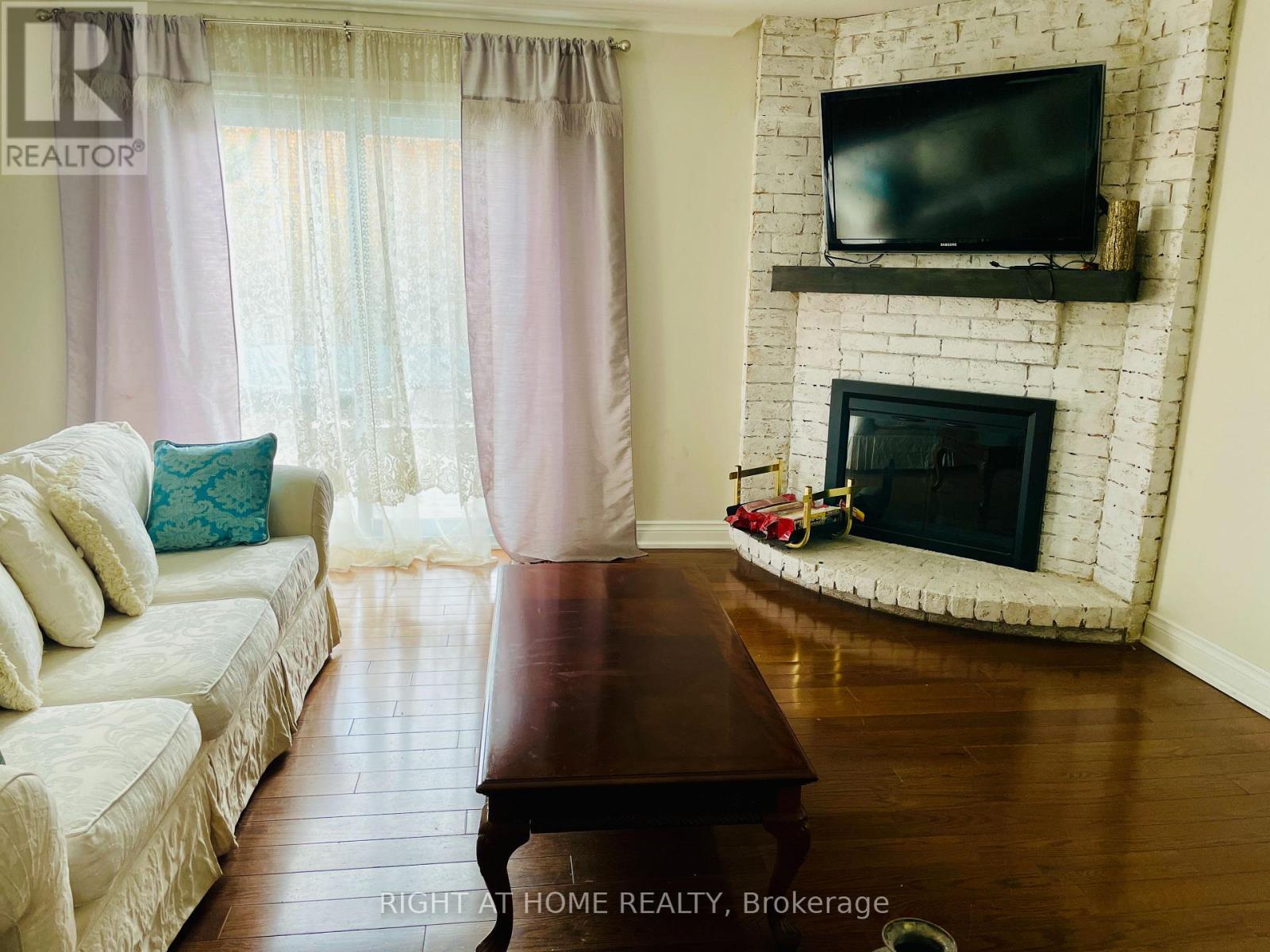 1689 Major Oaks Road, Pickering, Ontario  L1X 1X1 - Photo 9 - E13045776