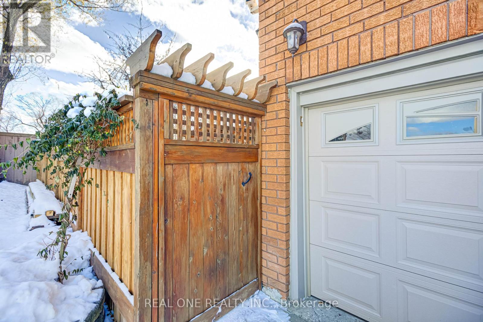 2 GRITTANI LANE, Toronto, Ontario