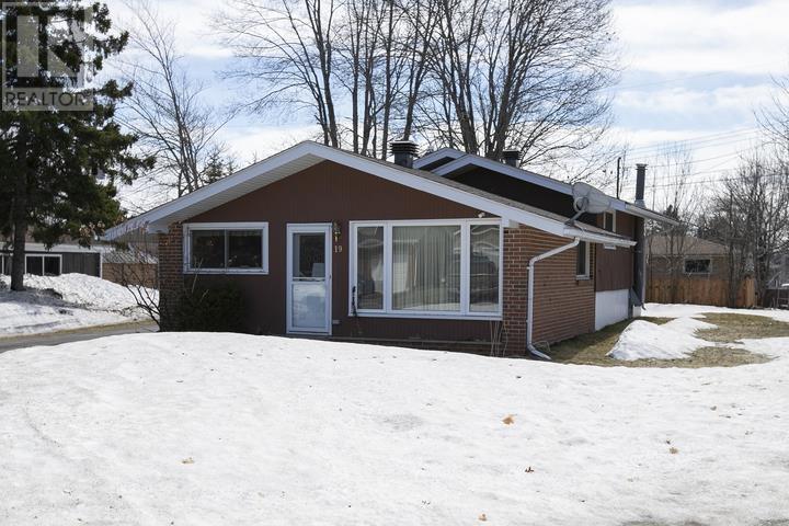 19 Passmore Rd, Sault Ste. Marie, Ontario  P6B 3T9 - Photo 3 - SM260734