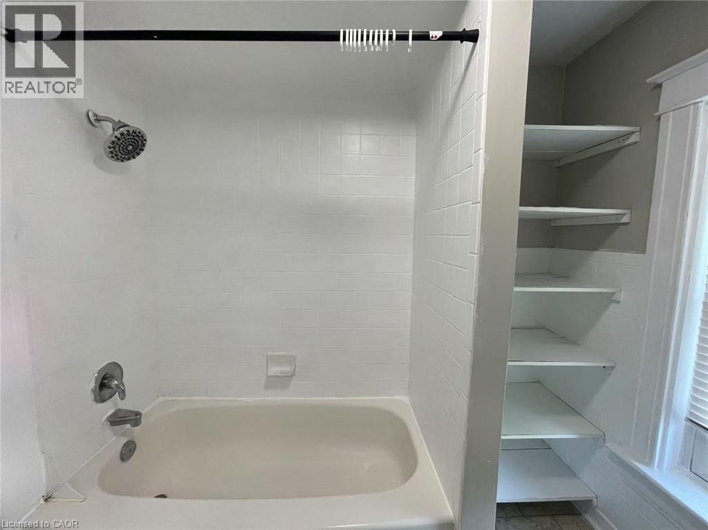 12 Carleton Street N, Thorold, Ontario  L2V 2A3 - Photo 17 - 40824215