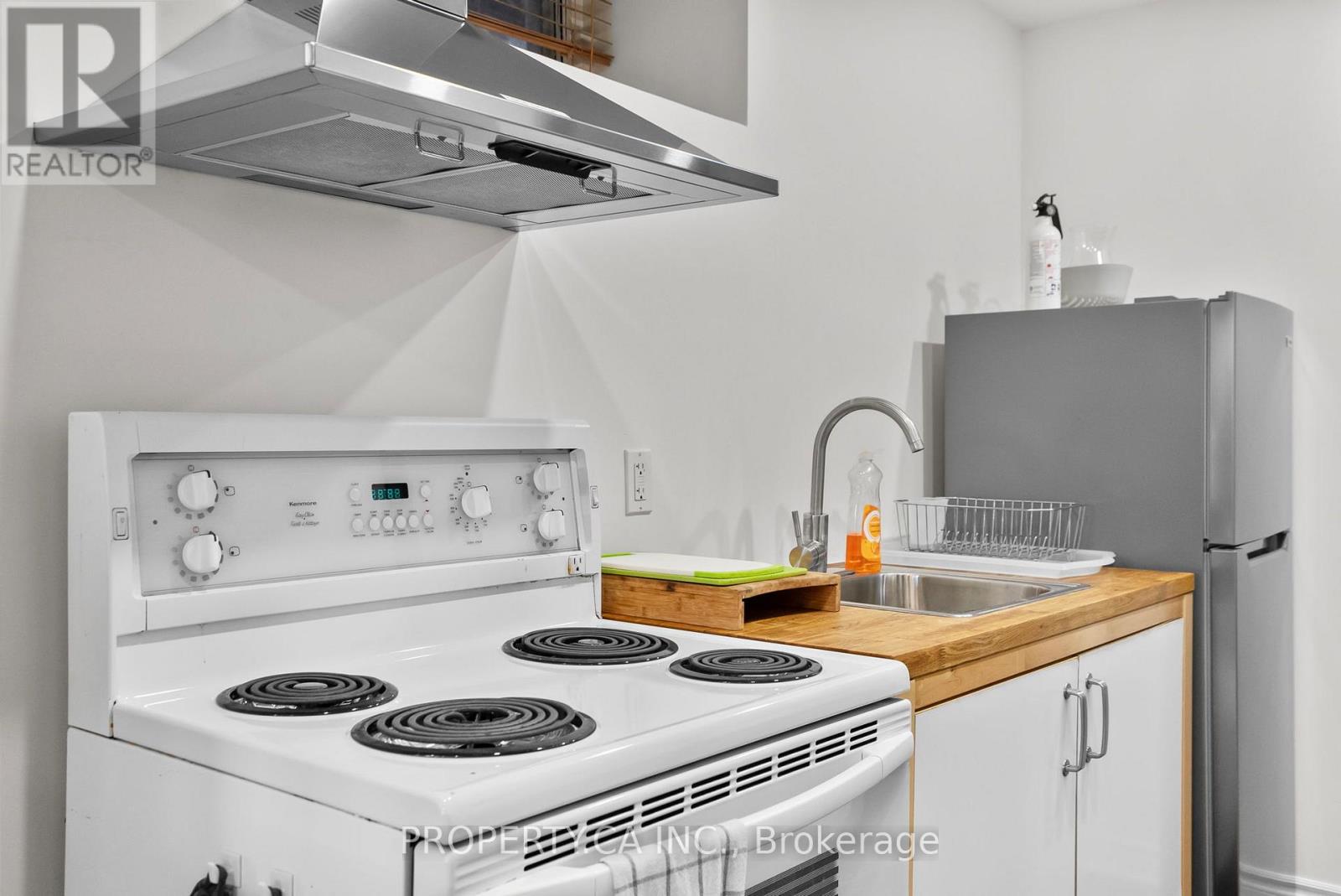 14 Bellwoods Avenue, Toronto, Ontario  M6J 2P4 - Photo 4 - C12943500