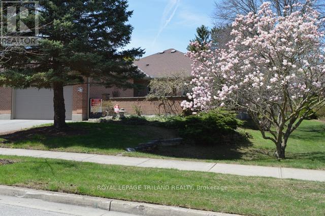 27 - 5 Cadeau Terrace, London South, Ontario  N6K 4H1 - Photo 3 - X12928008