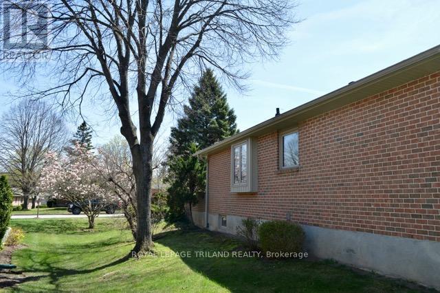27 - 5 Cadeau Terrace, London South, Ontario  N6K 4H1 - Photo 31 - X12928008