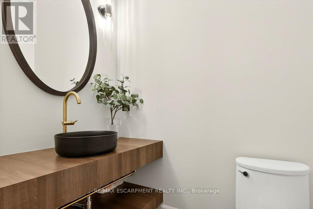 195 Pomona Avenue, Burlington, Ontario  L7N 1S9 - Photo 17 - W12913418