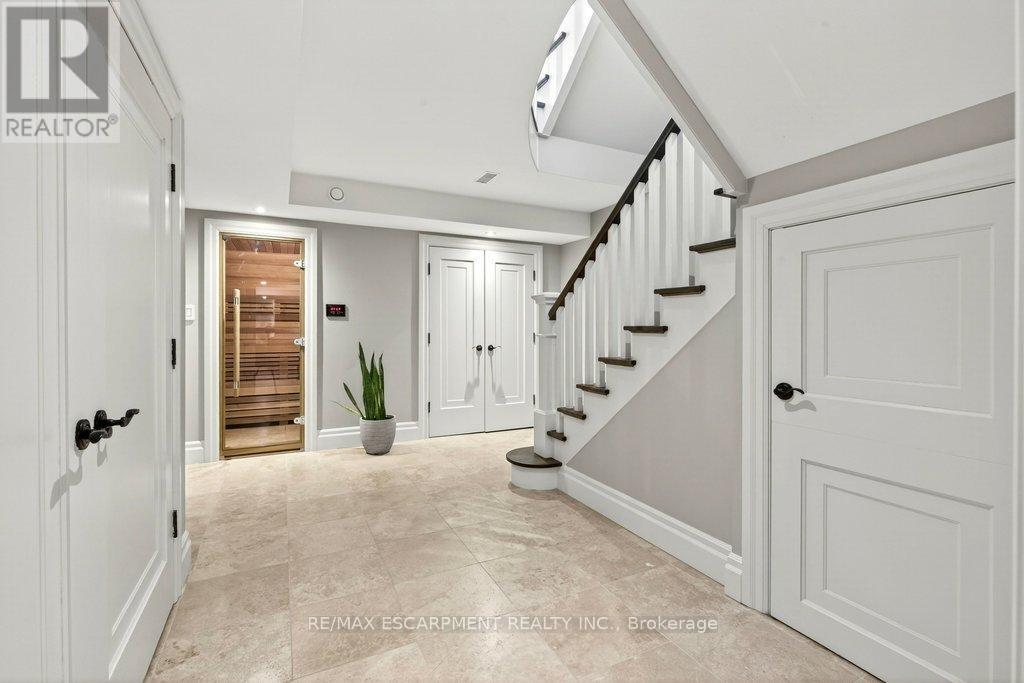 195 Pomona Avenue, Burlington, Ontario  L7N 1S9 - Photo 35 - W12913418