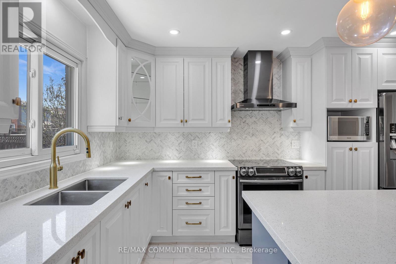 3275 Greenbelt Crescent, Mississauga, Ontario  L5N 5Y1 - Photo 7 - W13045962