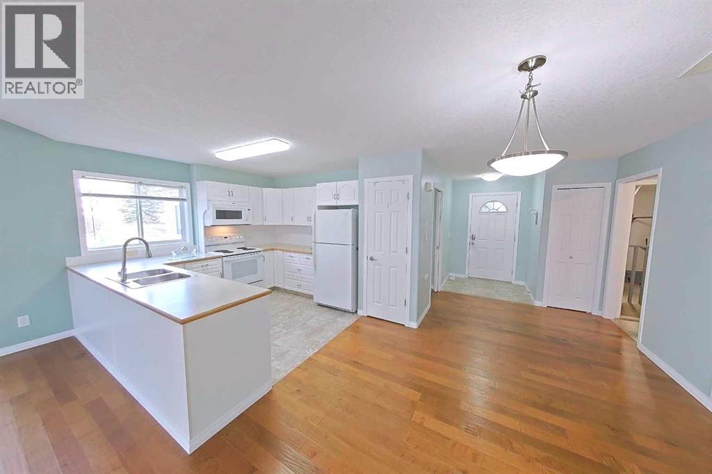 218 Centre Avenue W, Airdrie, Alberta  T4B 2M6 - Photo 9 - A2305162