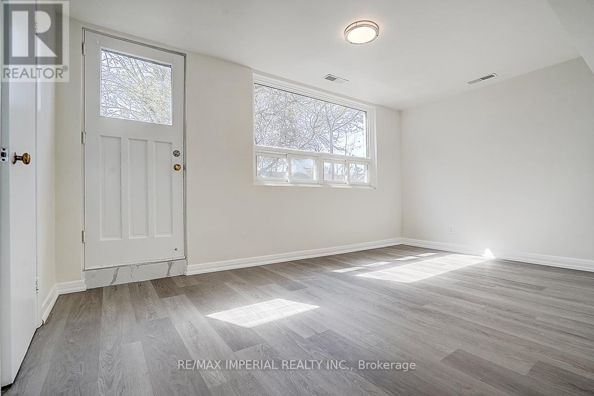 8 Fargo Avenue, Toronto, Ontario  M2M 1T9 - Photo 34 - C13045516