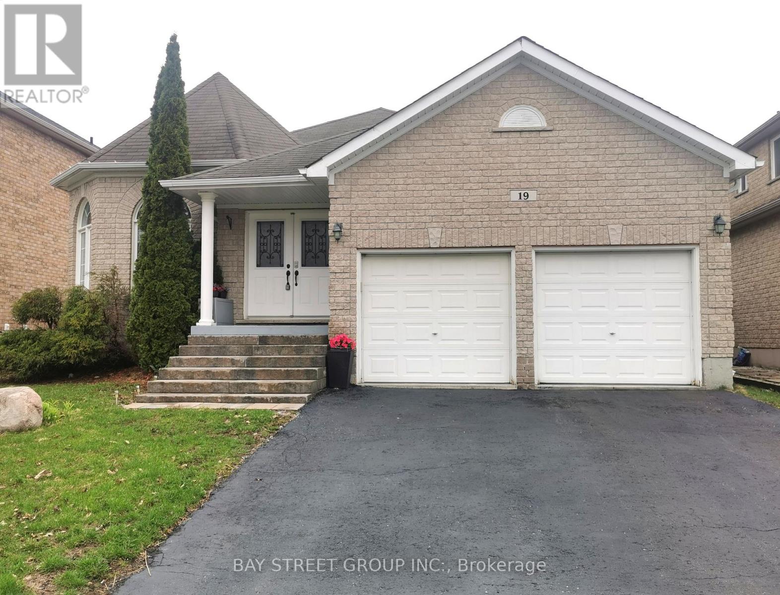 19 FALCON CRESCENT, Barrie, Ontario