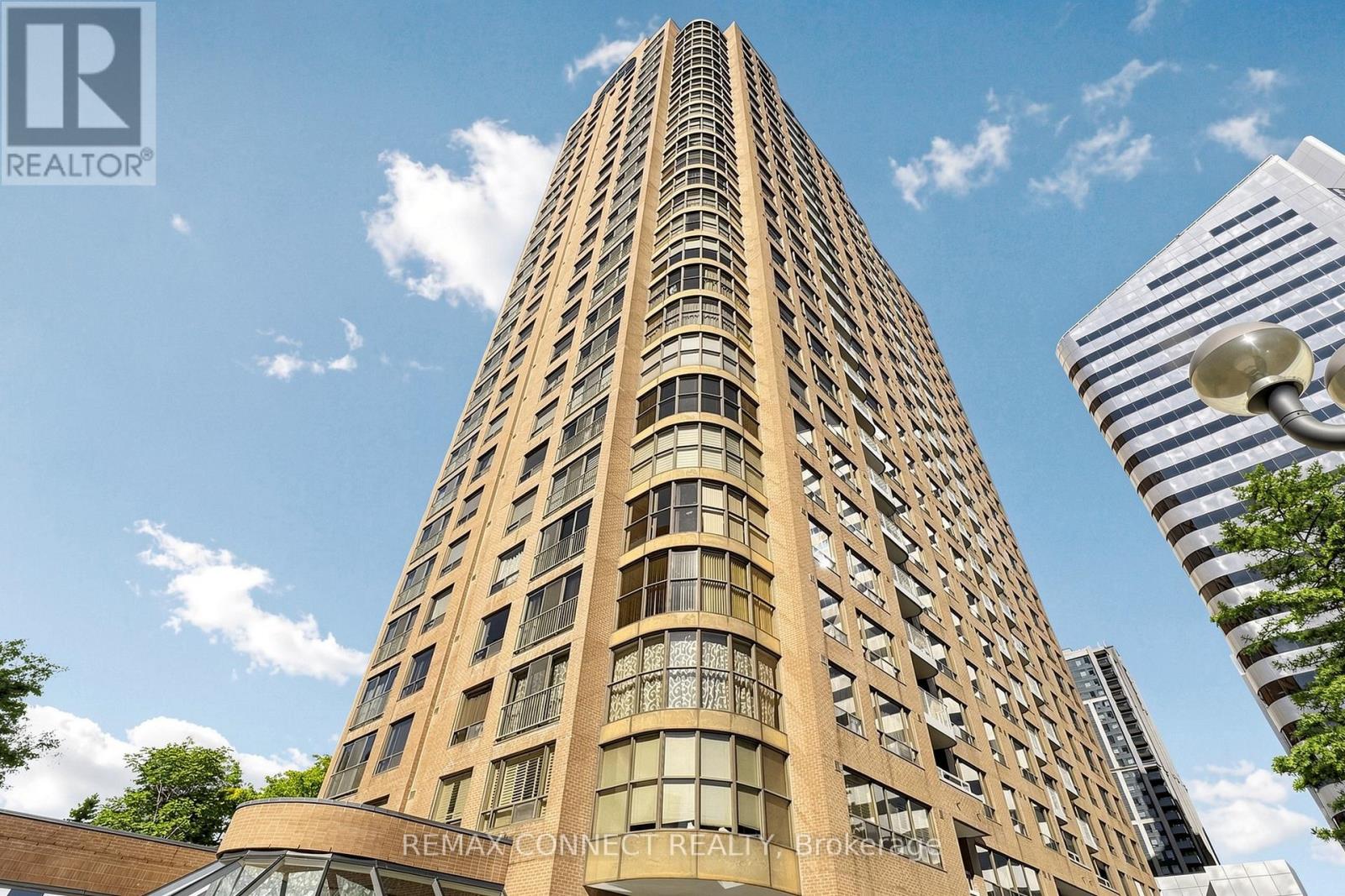 <div class="slider-price">$725,000</div><p>2106 - 100 Upper Madison Avenue, Toronto, Ontario</p>