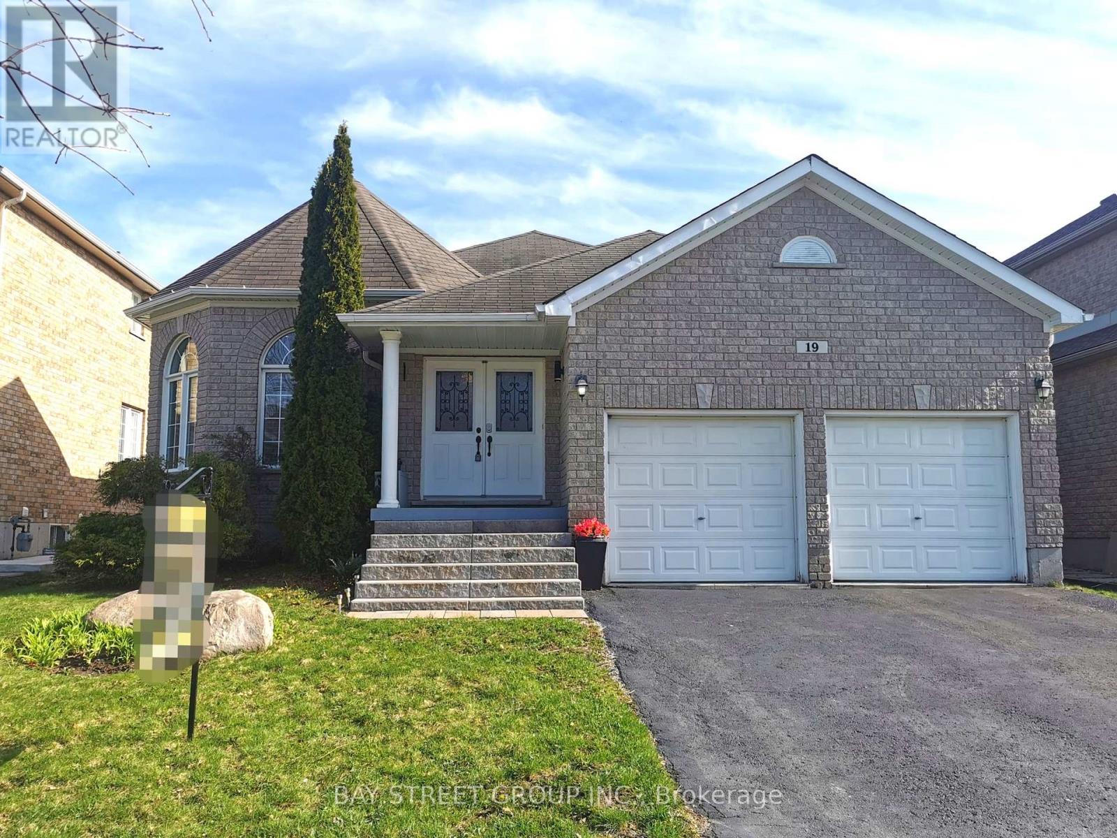 19 FALCON CRESCENT, Barrie, Ontario