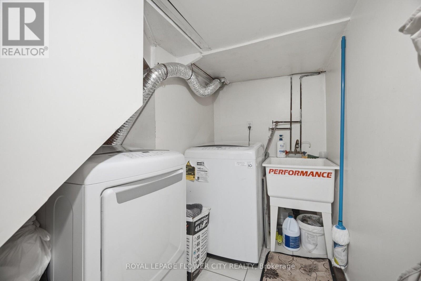 30 Ridgefield Court, Brampton, Ontario  L6P 1B4 - Photo 11 - W13046100