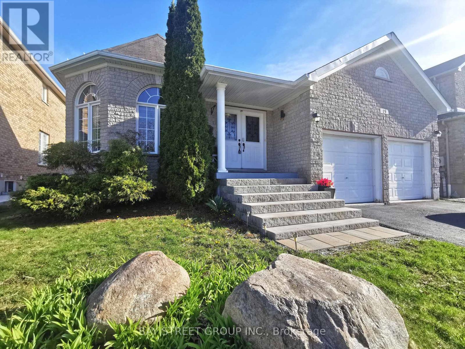 19 Falcon Crescent, Barrie, Ontario  L4N 0Y9 - Photo 3 - S13043904