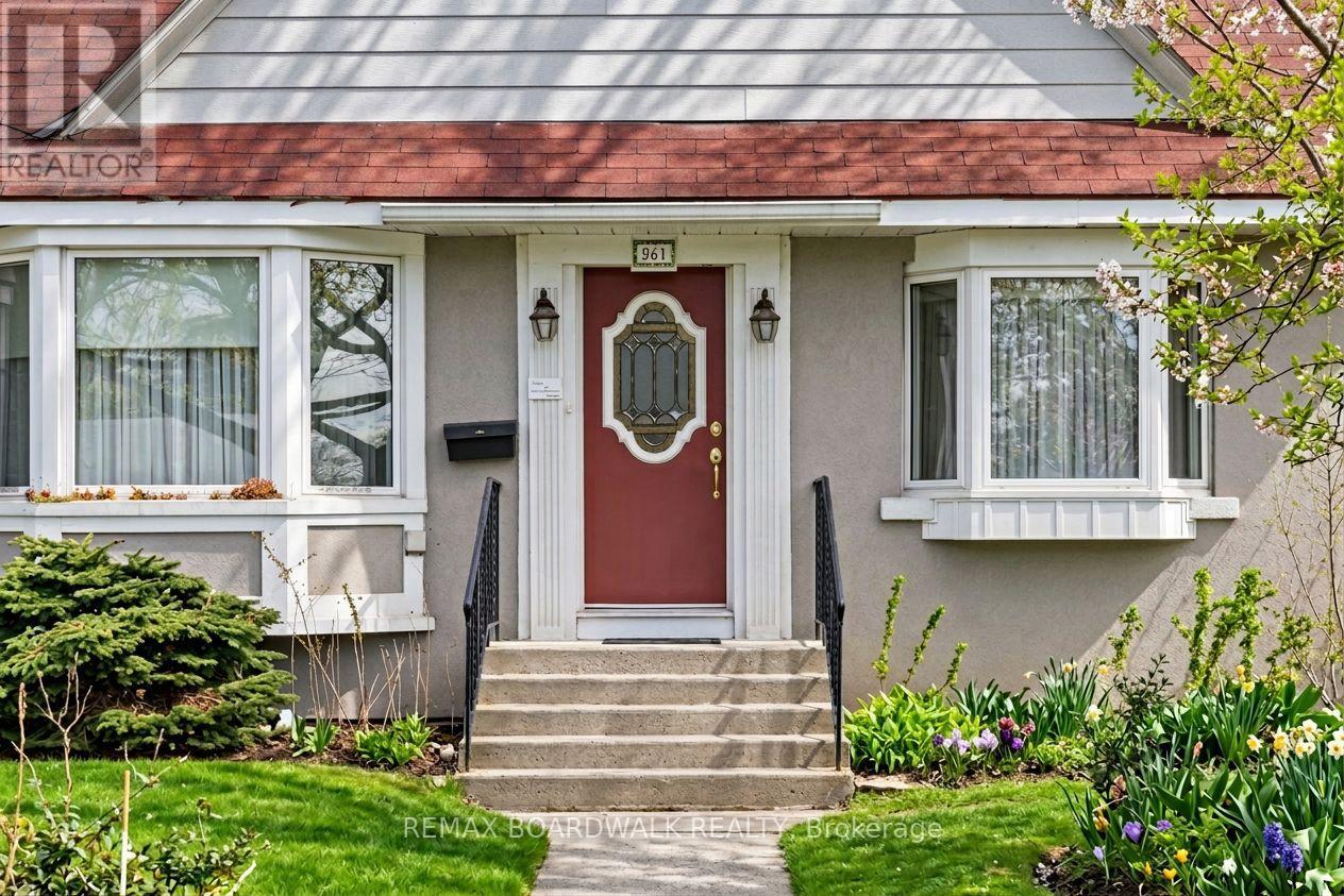 961 Kingsmere Avenue, Ottawa, Ontario  K2A 3K3 - Photo 3 - X12815582