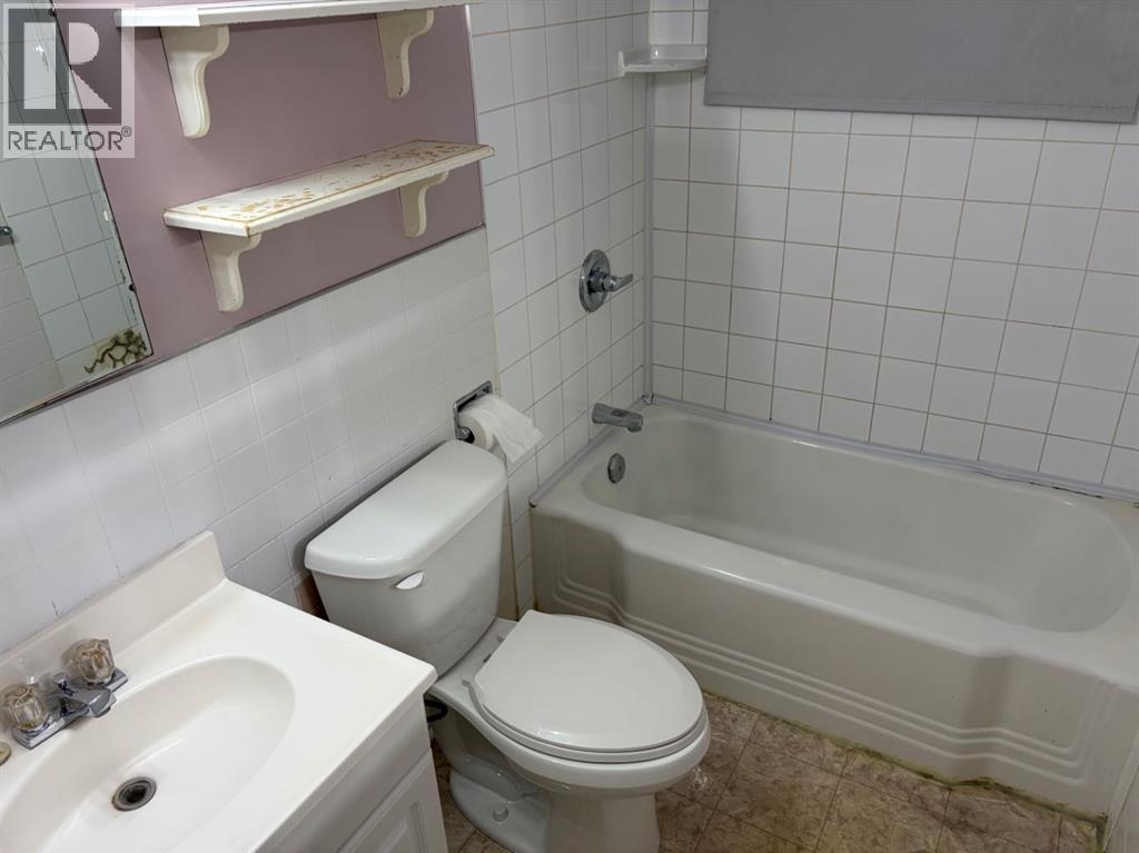 810 12a Street N, Lethbridge, Alberta  T1H 2K5 - Photo 9 - A2304965