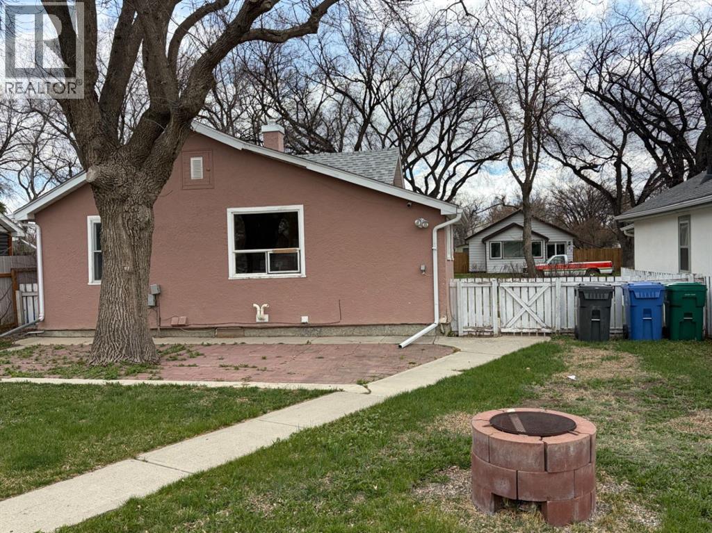 810 12a Street N, Lethbridge, Alberta  T1H 2K5 - Photo 3 - A2304965