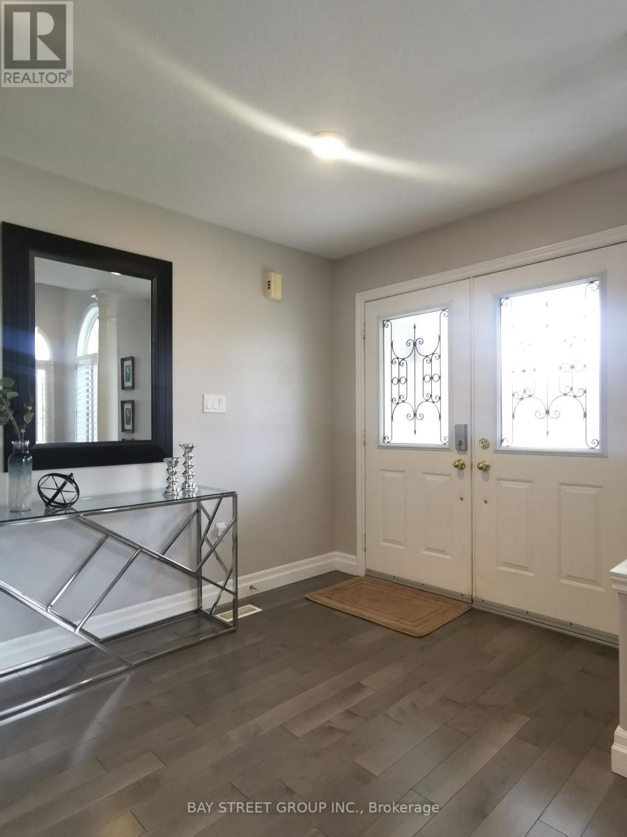 19 Falcon Crescent, Barrie, Ontario  L4N 0Y9 - Photo 4 - S13043904