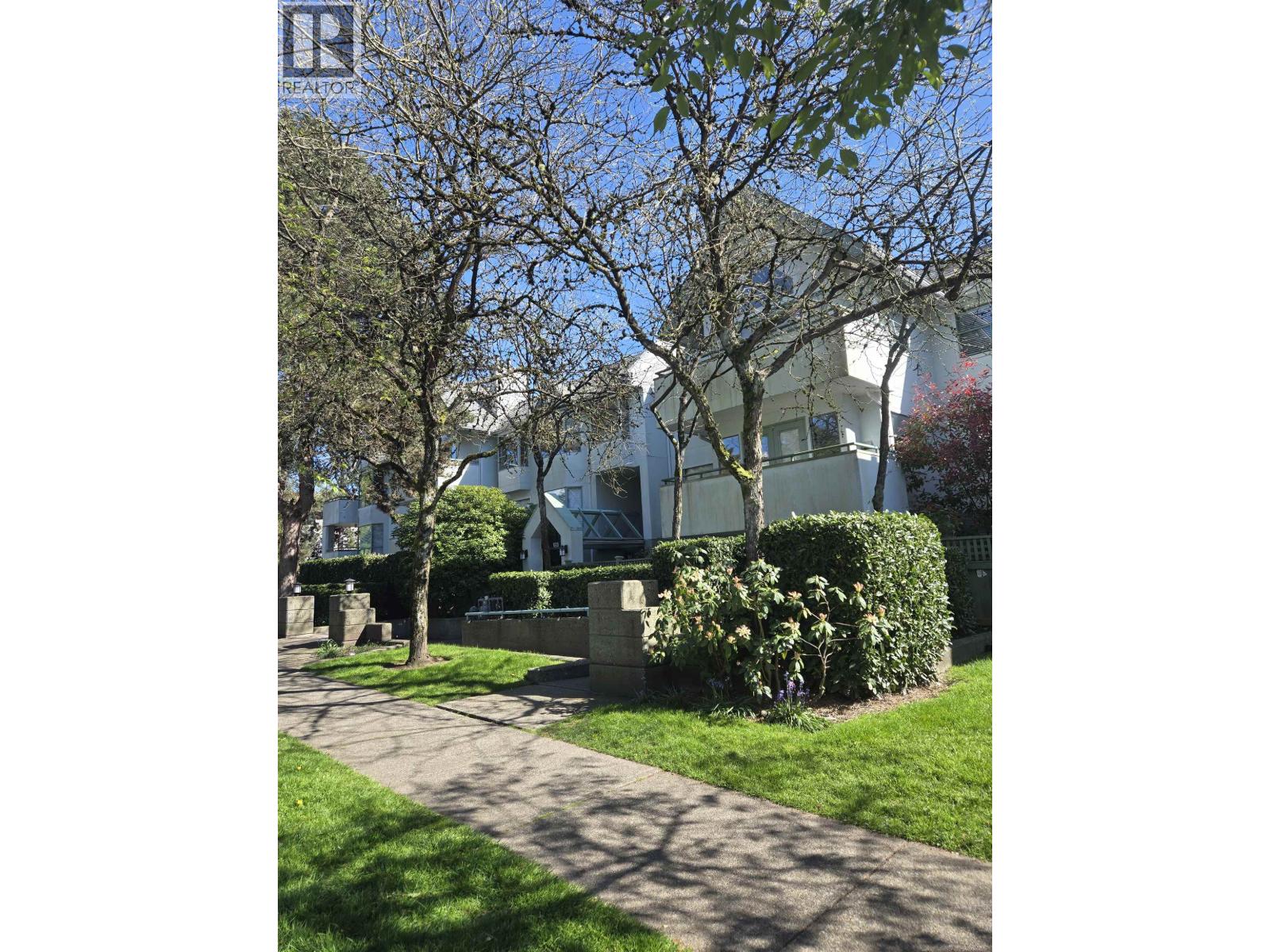 109 5250 VICTORY STREET, Burnaby, British Columbia