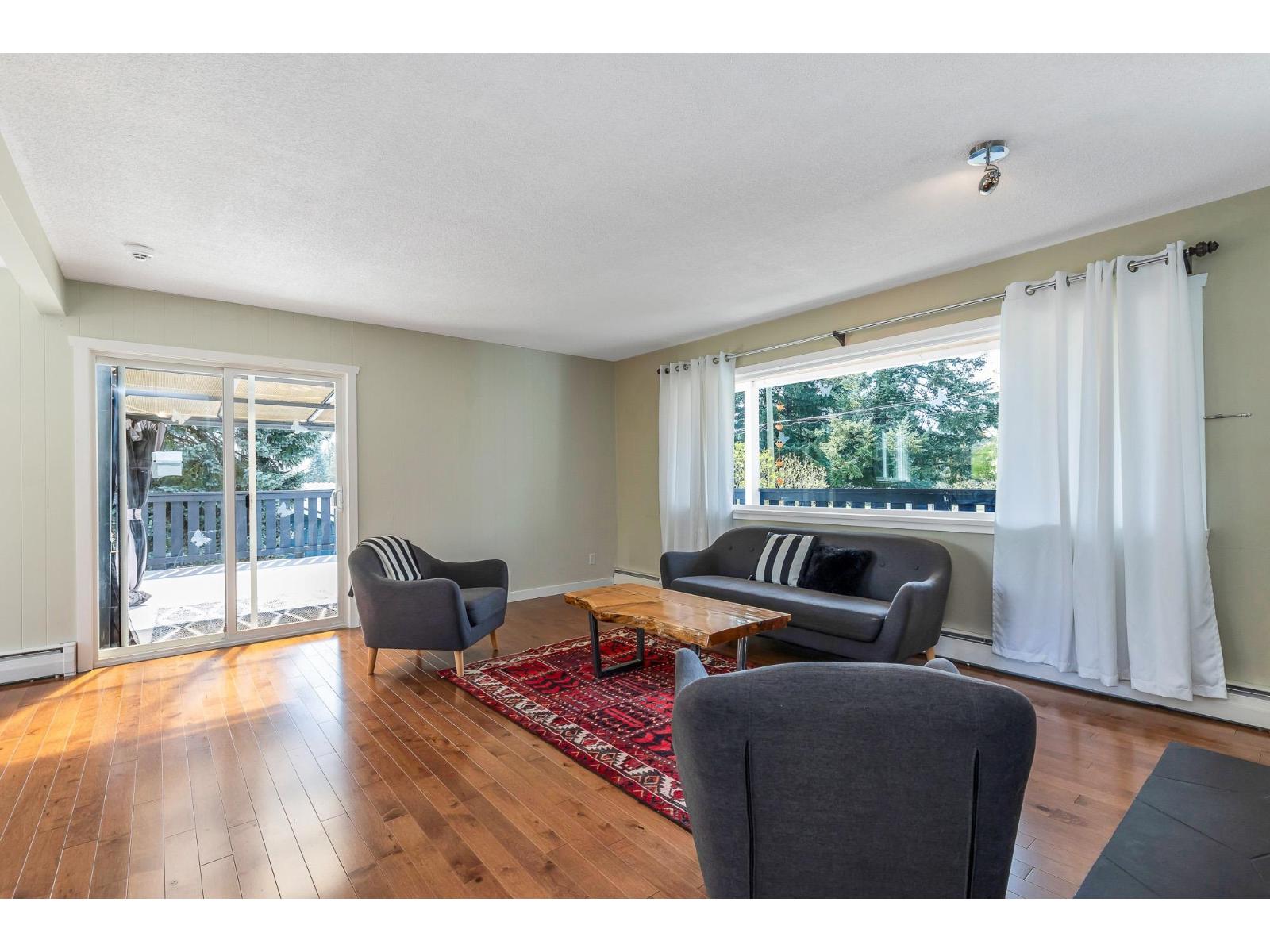 7958 Taulbut Street, Mission, British Columbia  V2V 3W7 - Photo 6 - R3108577