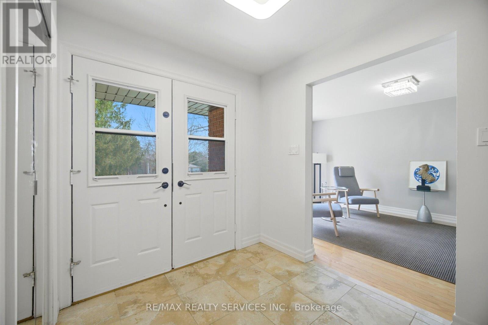 38 Marilyn Street, Caledon, Ontario  L7C 1H5 - Photo 4 - W12985226