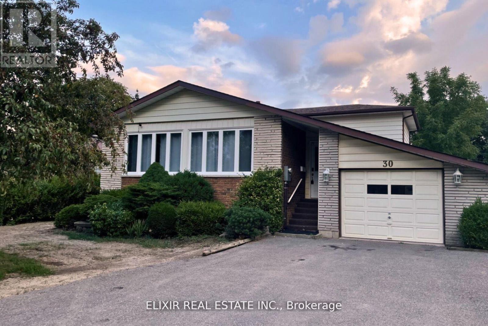 30 TROTTERS LANE, Brampton, Ontario