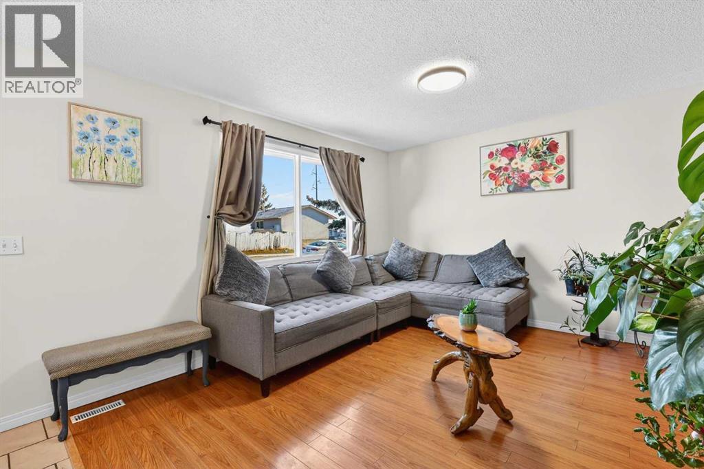 928 Pinecliff Drive Ne, Calgary, Alberta  T1Y 3Y2 - Photo 5 - A2299116