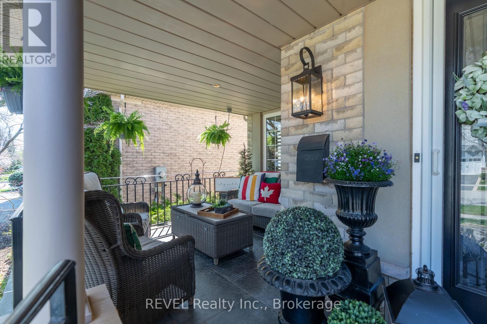 4266 Clubview Drive, Burlington, Ontario  L7M 4X2 - Photo 3 - W13046200