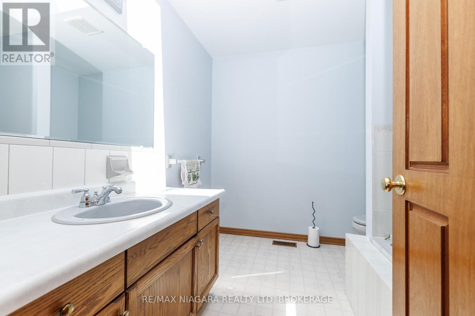 7821 Windfield Street, Niagara Falls, Ontario  L2H 2X4 - Photo 16 - X13046230