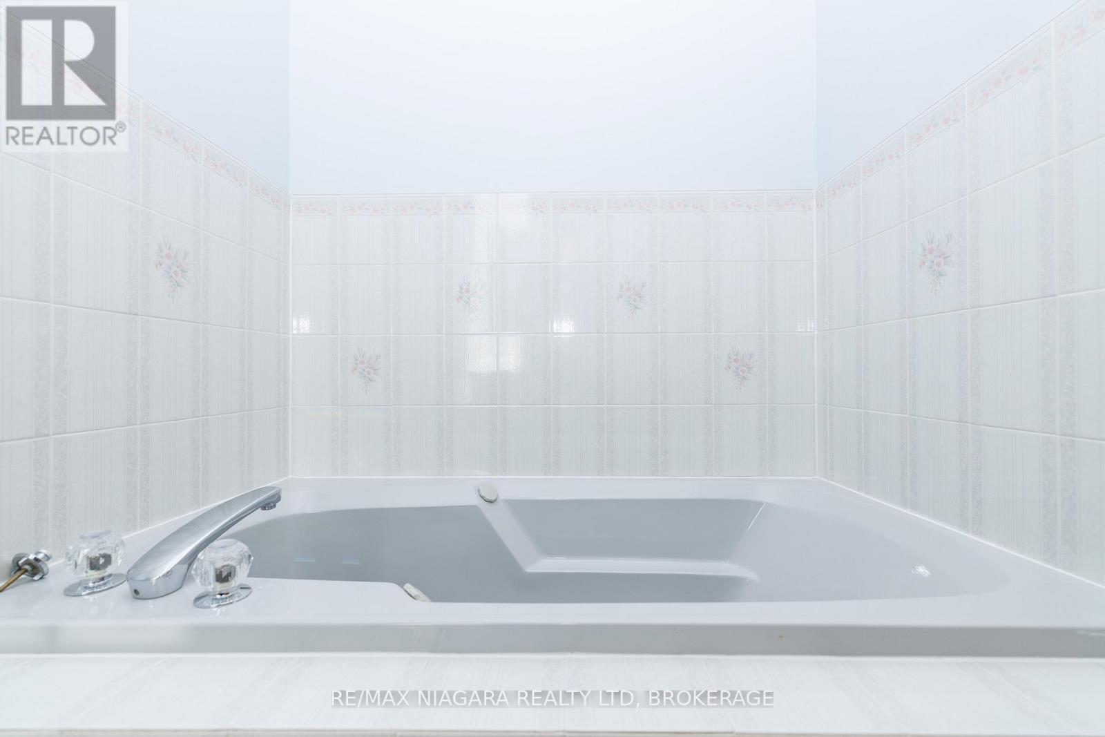 7821 Windfield Street, Niagara Falls, Ontario  L2H 2X4 - Photo 17 - X13046230