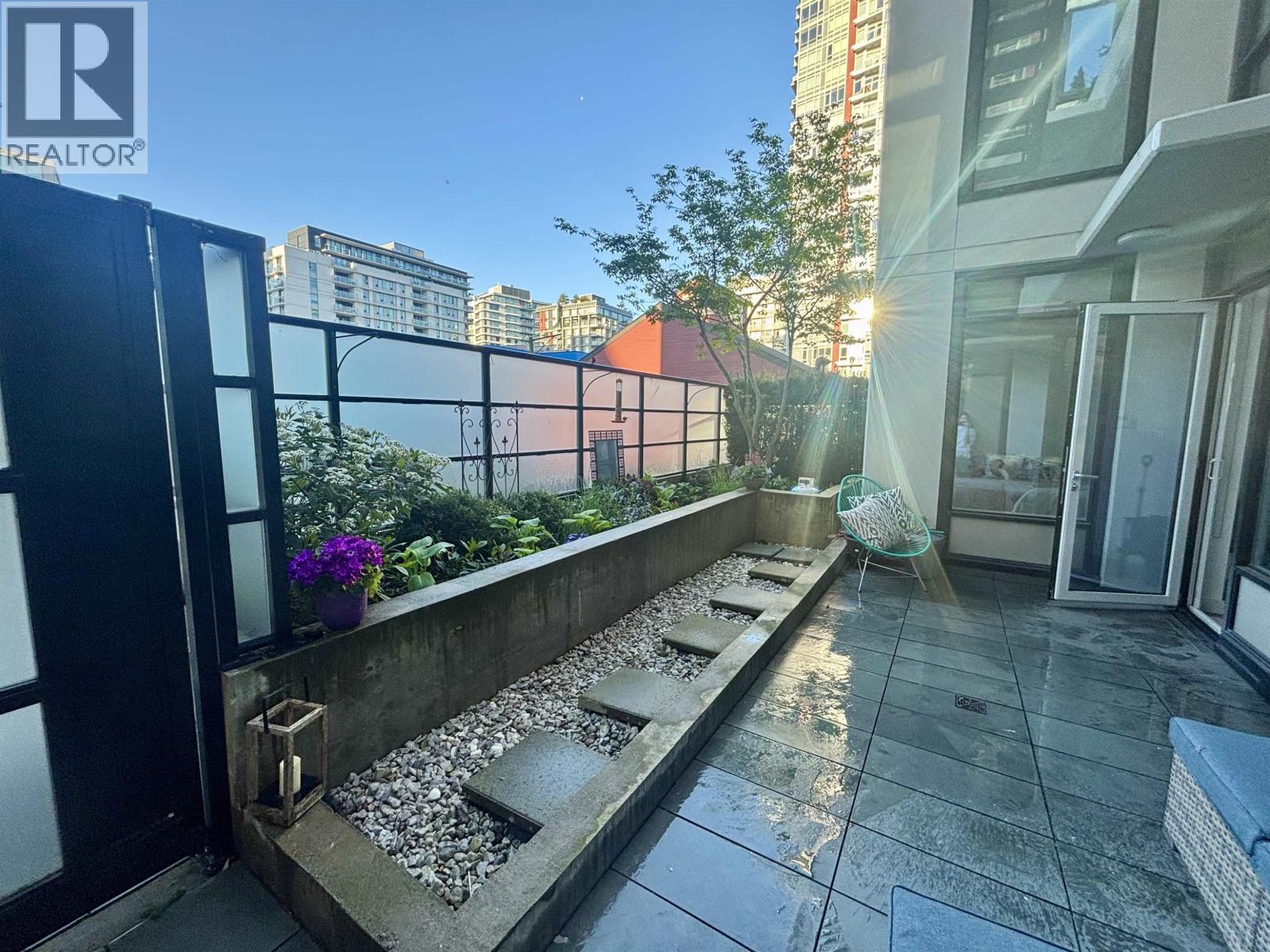 201 1788 Ontario Street, Vancouver, British Columbia  V5T 0G3 - Photo 3 - R3108569