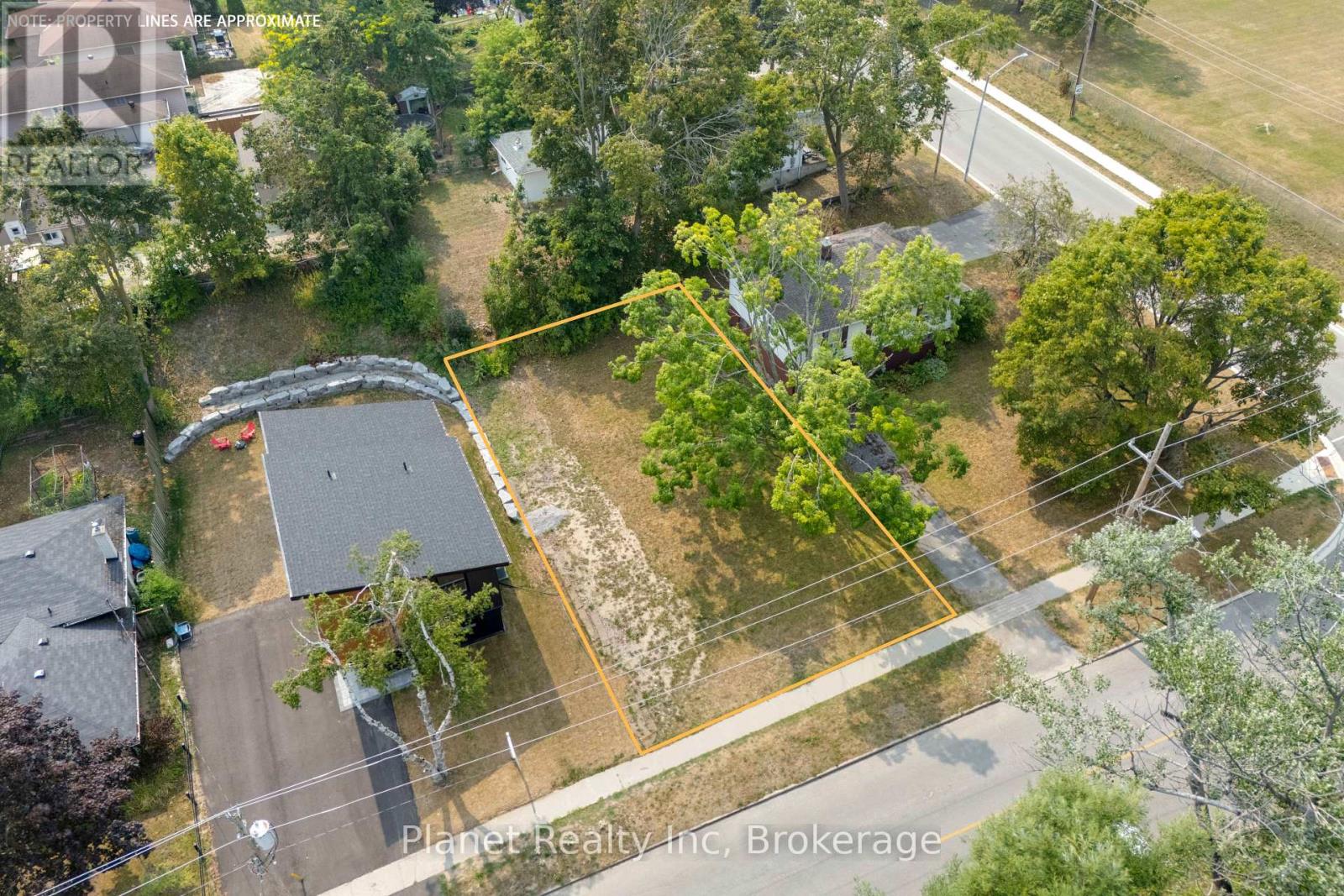 170 Berczy Street, Barrie, Ontario  L4M 2H2 - Photo 4 - S13046438