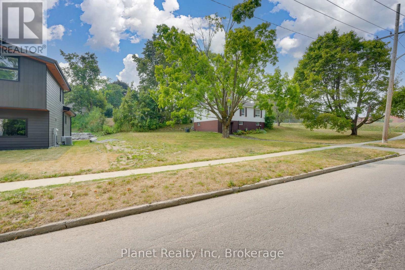 170 Berczy Street, Barrie, Ontario  L4M 2H2 - Photo 5 - S13046438