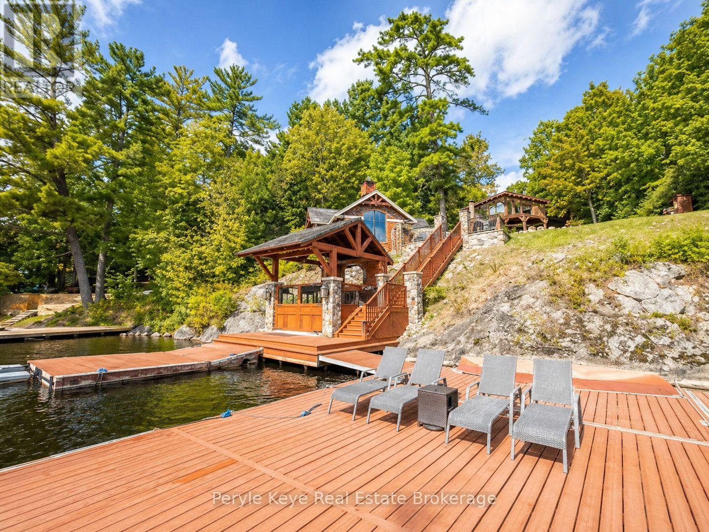 247 SOUTH DRIVE, Huntsville, Ontario