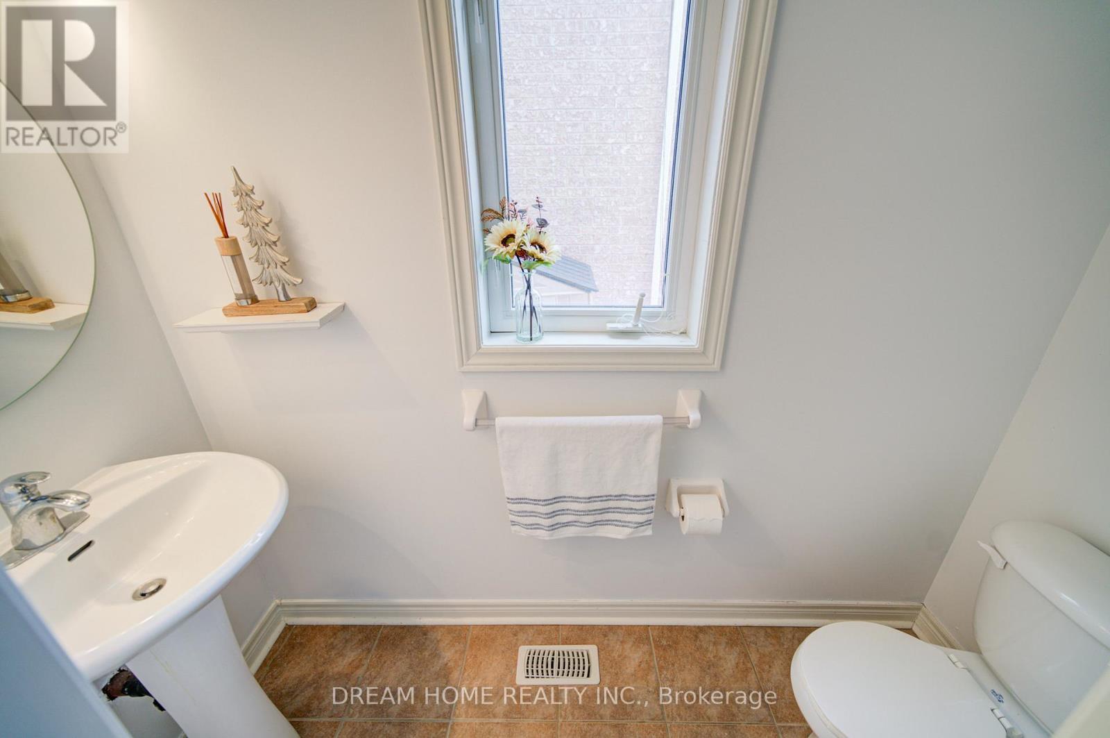 208 Tom Taylor Crescent, Newmarket, Ontario  L3X 3E8 - Photo 5 - N12852798