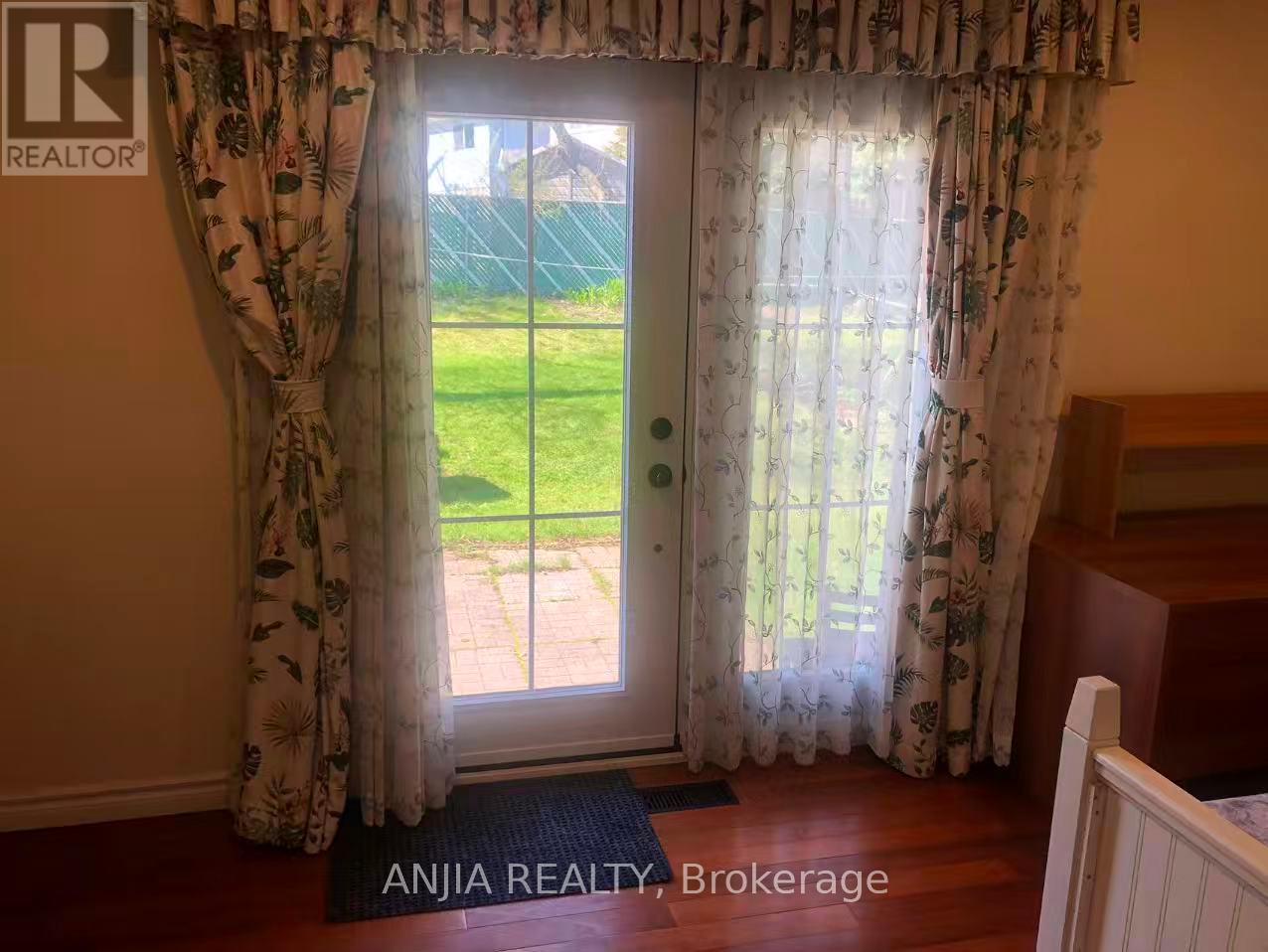 MAIN FLOOR #2 - 20 COLINAYRE CRES CRESCENT, Toronto, Ontario