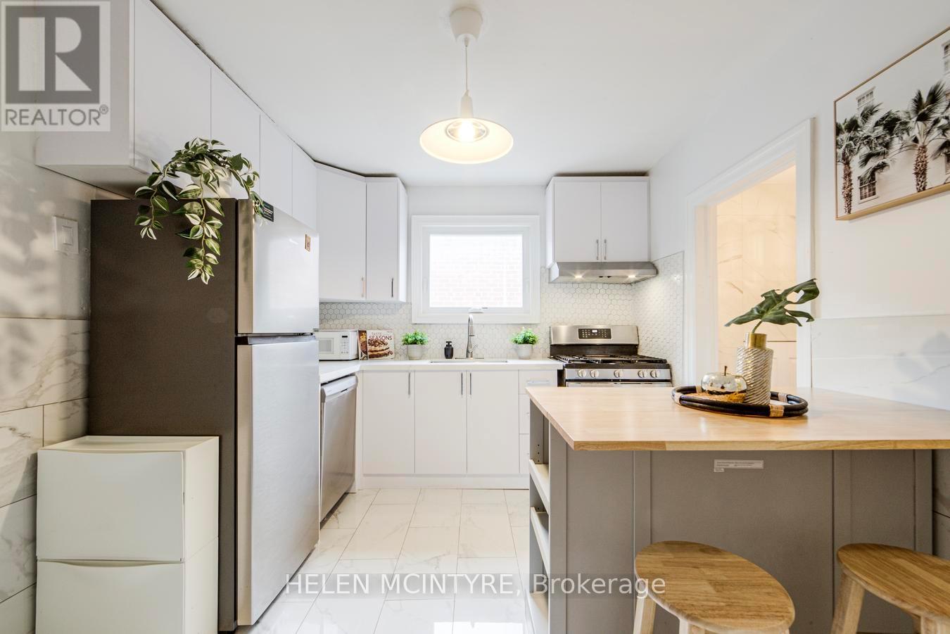 2 Birch Tree Crescent, Toronto, Ontario  M6M 2K8 - Photo 8 - W13046360