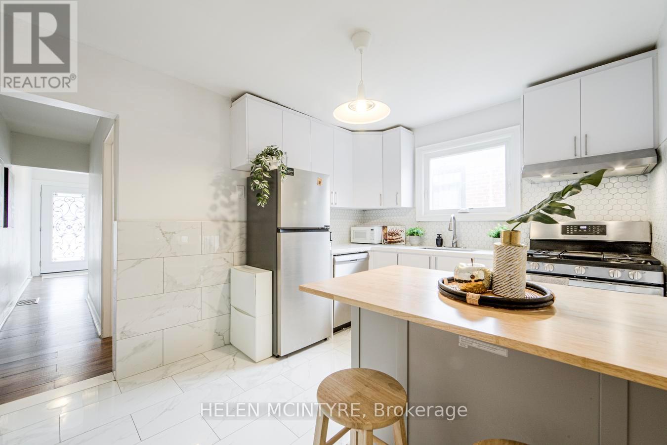 2 Birch Tree Crescent, Toronto, Ontario  M6M 2K8 - Photo 9 - W13046360