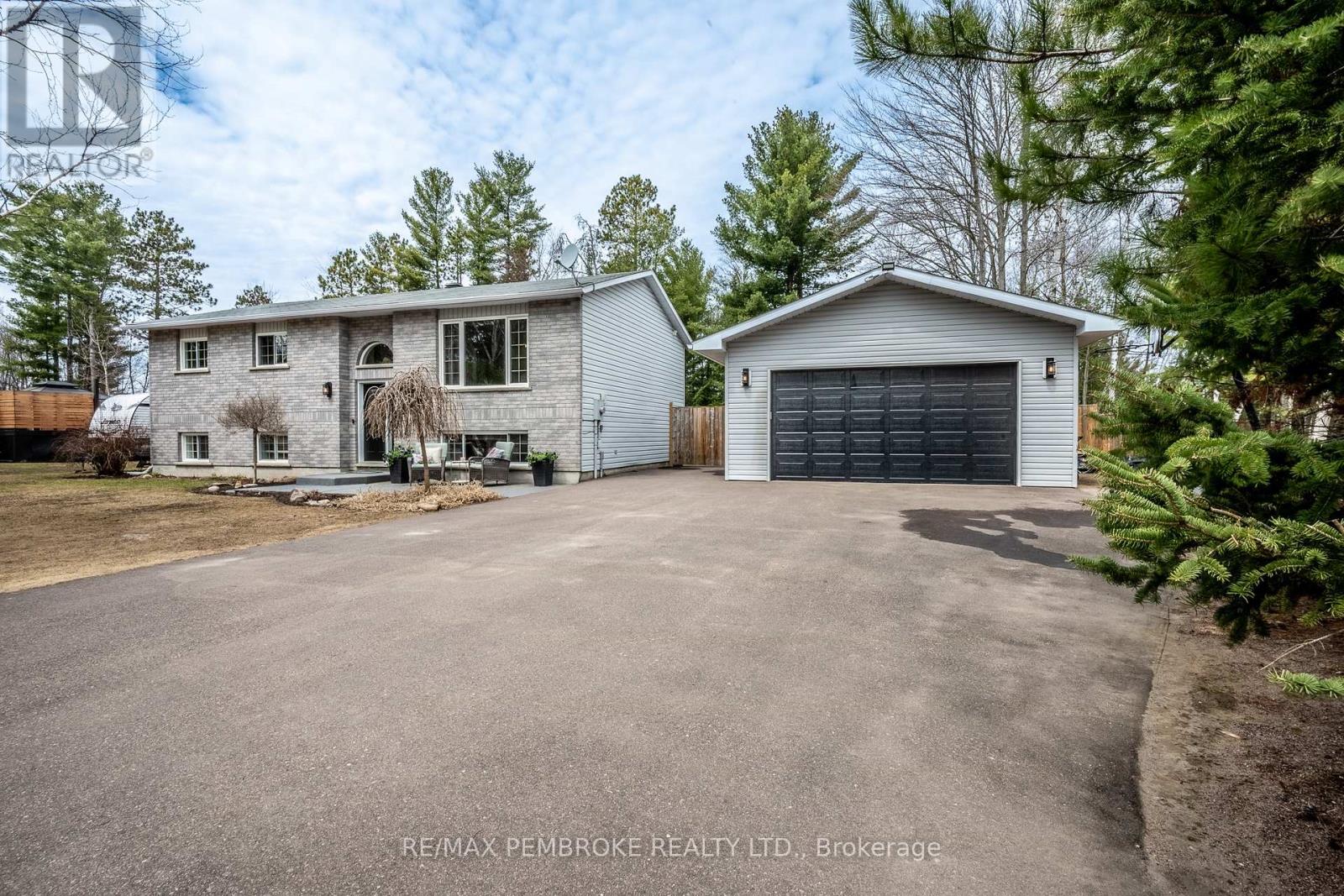 18 CARDINAL CRESCENT, Petawawa, Ontario