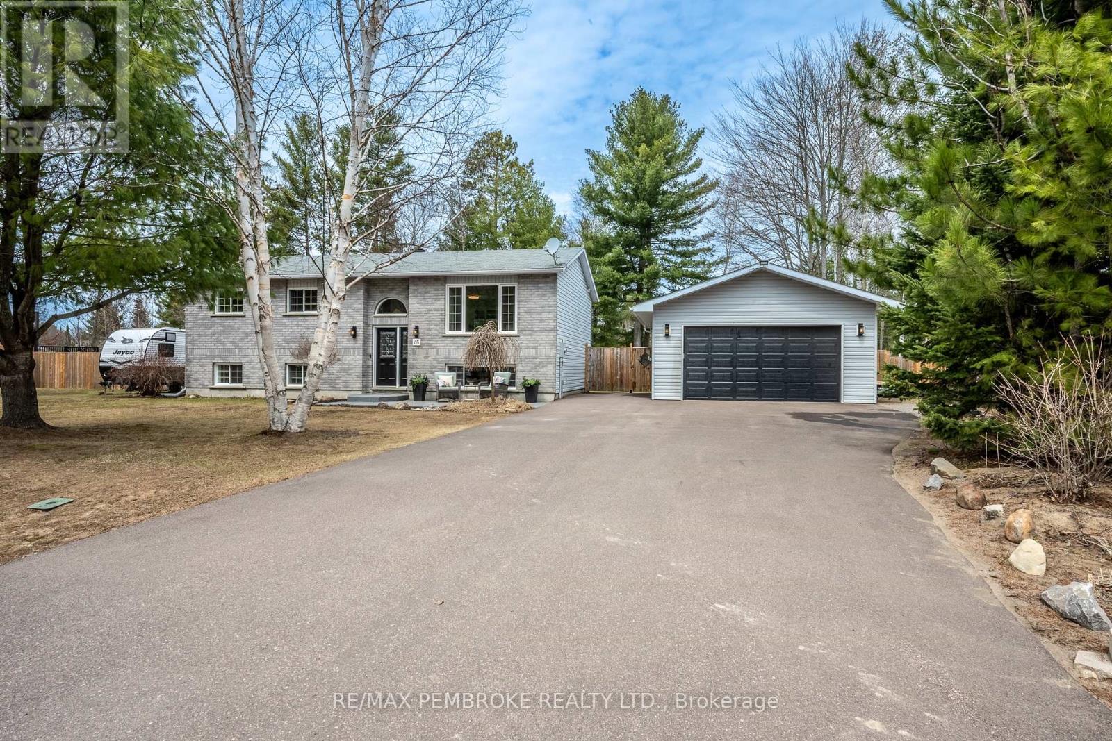18 Cardinal Crescent, Petawawa, Ontario  K8H 3N9 - Photo 2 - X13046492
