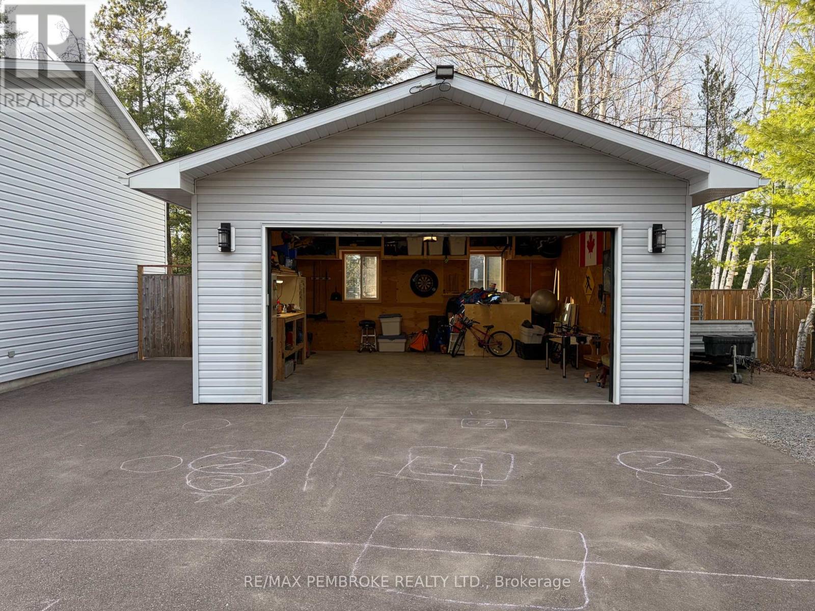 18 Cardinal Crescent, Petawawa, Ontario  K8H 3N9 - Photo 3 - X13046492